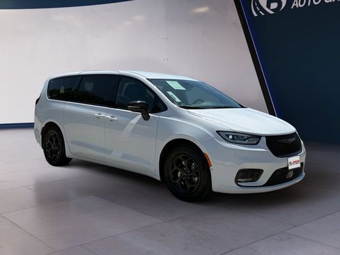 Used 2024 Chrysler Pacifica Limited FWD image 7