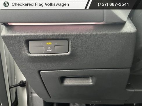 New 2025 Volkswagen Tiguan SE image 33