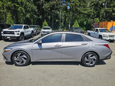 Used 2025 Hyundai Elantra Limited FWD image 3