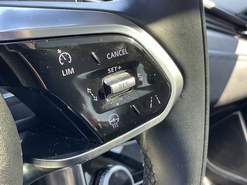 Used 2022 Jaguar XF SE image 8