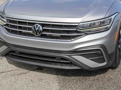 Used 2022 Volkswagen Tiguan SE w/ Panoramic Sunroof Package image 8