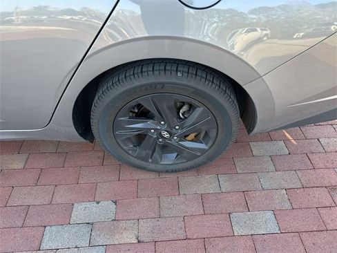 Used 2021 Hyundai Elantra SEL image 6