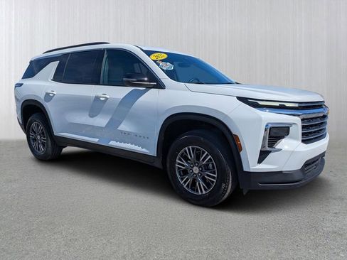 Used 2025 Chevrolet Traverse LT image 1