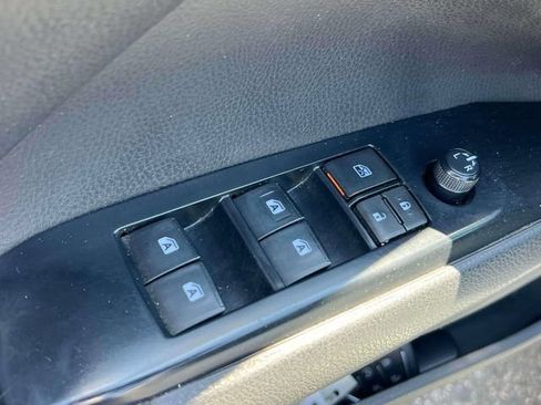 Used 2019 Toyota Camry SE FWD image 23