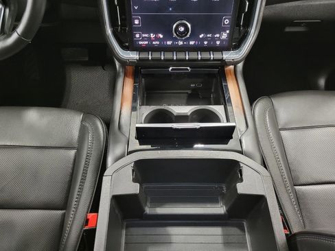 Used 2025 GMC Yukon XL Denali image 17