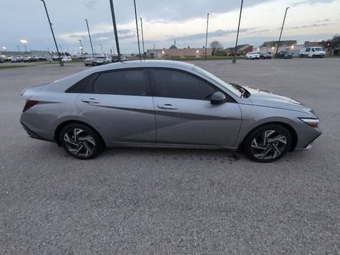 Used 2025 Hyundai Elantra Sport image 2