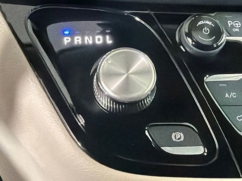 Used 2018 Chrysler Pacifica Limited w/ Tire & Wheel Group FWD image 32