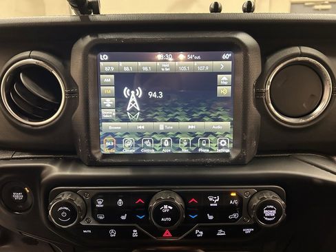 Used 2020 Jeep Gladiator Overland image 23