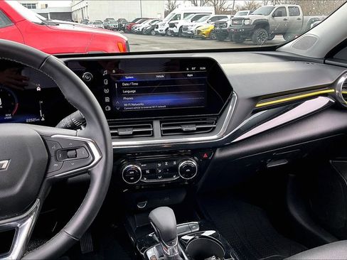 Used 2025 Chevrolet Trax ACTIV FWD image 9
