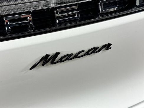 Certified 2025 Porsche Macan AWD/4WD image 34