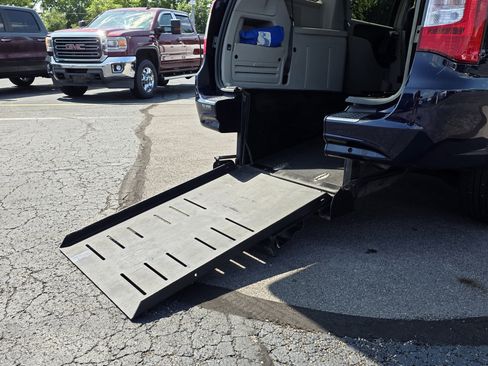 Used 2015 Chrysler Town & Country Touring w/ Driver Convenience Group FWD image 27