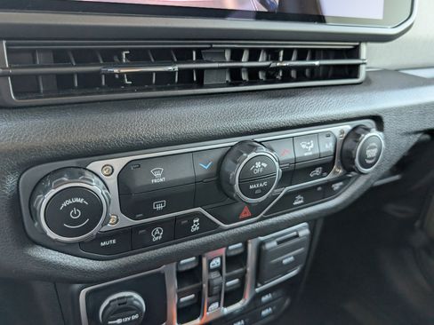 Used 2025 Jeep Gladiator Sport AWD/4WD image 16