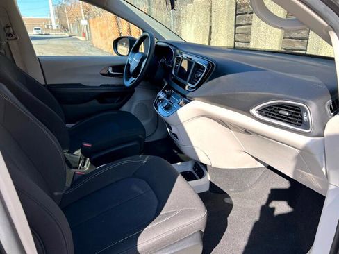 Used 2020 Chrysler Voyager L image 21