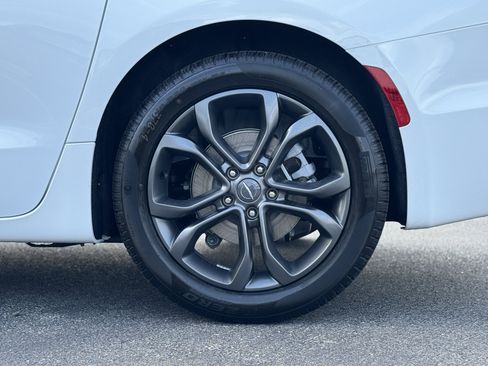 New 2026 Chrysler Pacifica Limited w/ S Appearance Package image 10