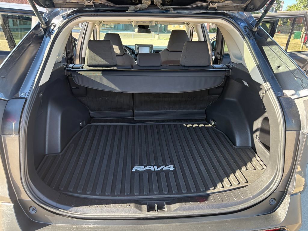 Used 2021 Toyota RAV4 XLE AWD/4WD image 12