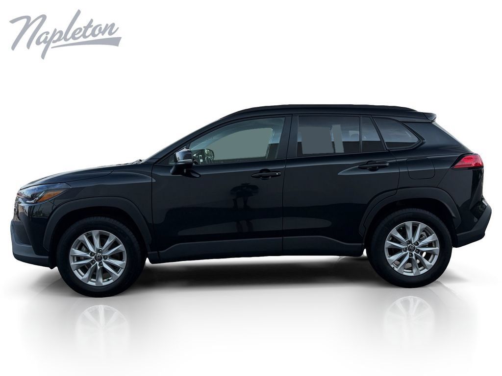 Used 2025 Toyota Corolla Cross LE FWD image 2