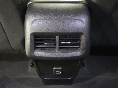 Used 2020 Chevrolet Equinox LT image 12