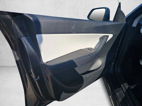 Used 2022 Tesla Model Y Performance image 23