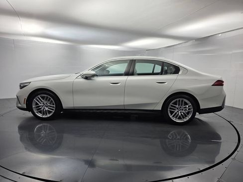 Used 2024 BMW 530i w/ Convenience Package RWD image 7