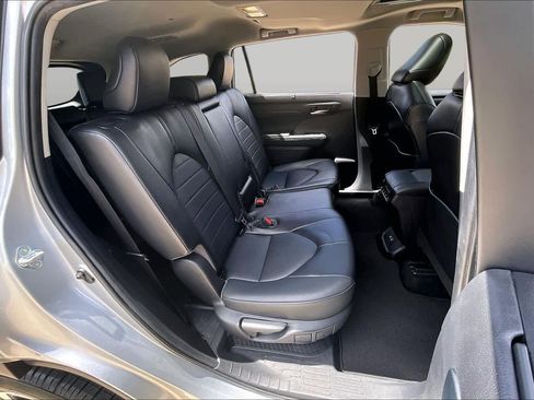 Used 2021 Toyota Highlander XLE FWD image 19