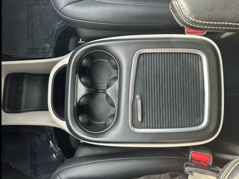 Used 2024 Chrysler Pacifica Touring-L image 24