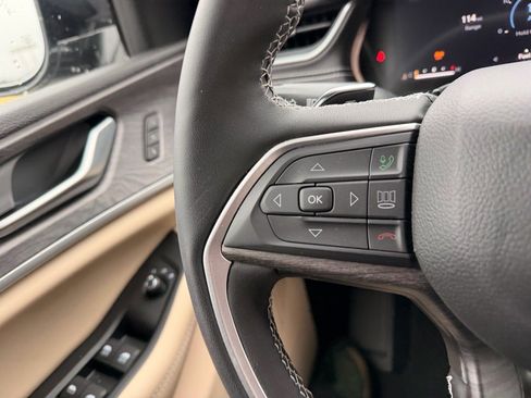 Used 2023 Jeep Grand Cherokee Limited w/ Luxury Tech Group II image 14