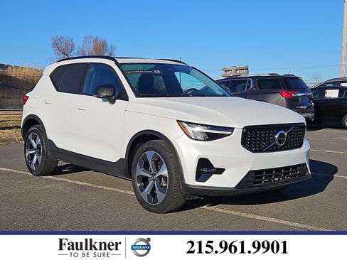 Certified 2023 Volvo XC40 B5 Plus image 1