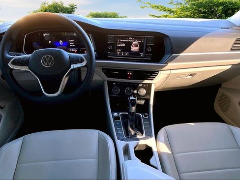 Used 2023 Volkswagen Jetta SE image 7