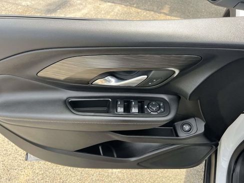 Used 2023 GMC Terrain SLE w/ Driver Convenience Package image 17