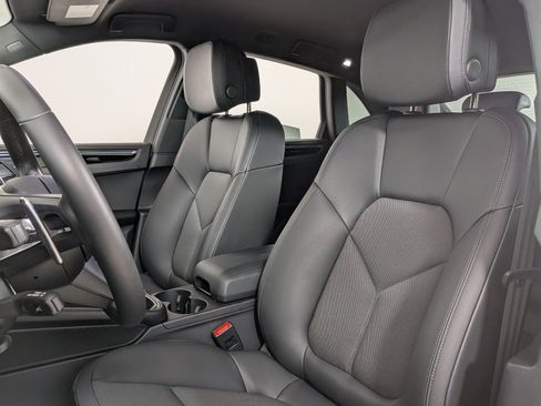 Certified 2025 Porsche Macan Turbo AWD/4WD image 5