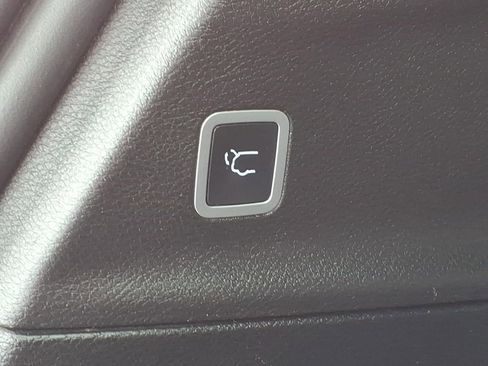 Used 2019 Chrysler Pacifica Touring Plus w/ S Appearance Package FWD image 17