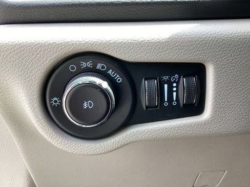 Used 2023 Chrysler Pacifica Touring-L FWD image 15
