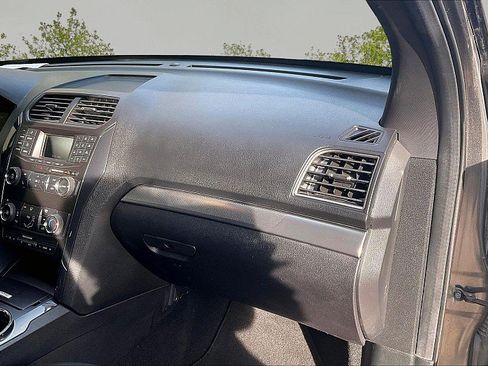 Used 2019 Ford Explorer XLT FWD image 26