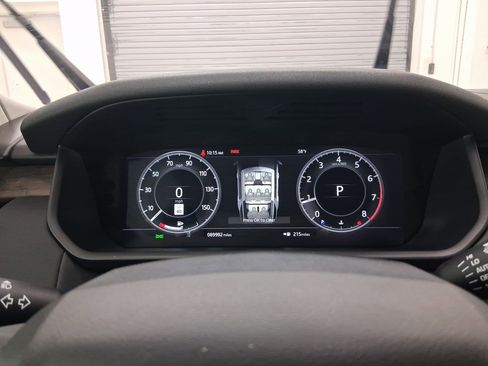 Used 2018 Land Rover Discovery HSE image 19