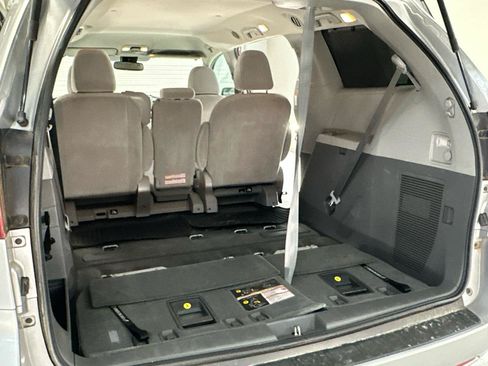 Used 2018 Toyota Sienna LE w/ Carpet Mat Package FWD image 11