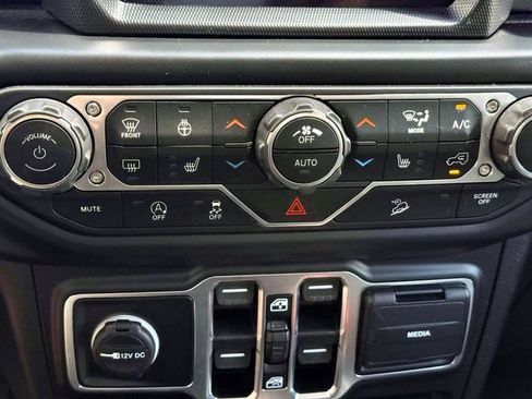 Used 2019 Jeep Wrangler Unlimited Sahara w/ Uconnect 4C Nav & Sound Group AWD/4WD image 27