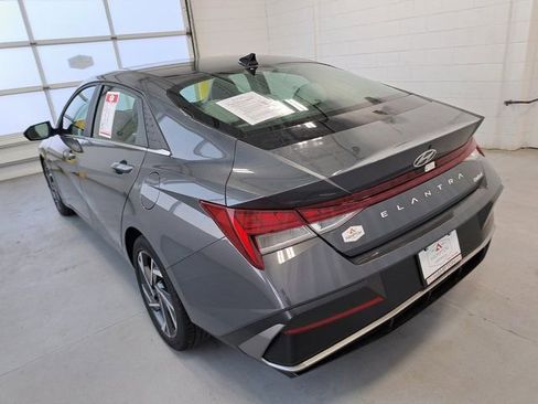 Used 2025 Hyundai Elantra Limited FWD image 7