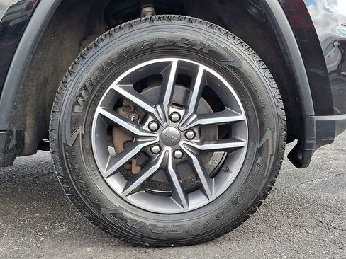 Used 2019 Jeep Grand Cherokee Laredo w/ Laredo X Package AWD/4WD image 8