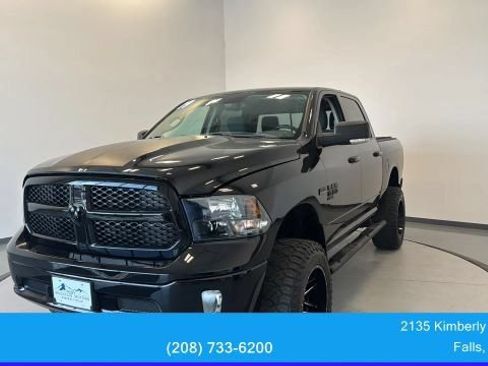 Used 2019 RAM 1500 Classic SLT w/ Black Appearance Group AWD/4WD image 4