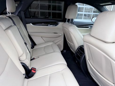 Used 2018 Cadillac XT5 FWD image 12