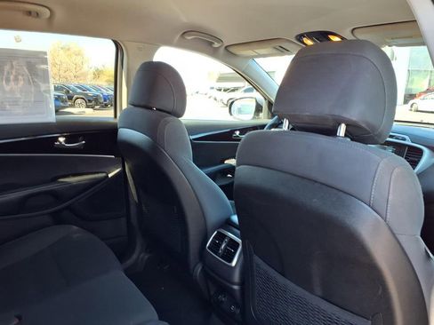 Used 2017 Kia Sorento LX image 17