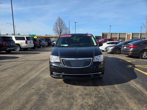 Used 2016 Chrysler Town & Country Touring w/ Driver Convenience Group FWD image 2