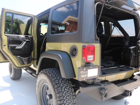 Used 2013 Jeep Wrangler Unlimited Rubicon AWD/4WD image 36