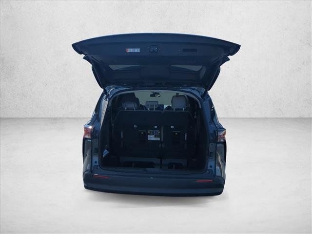 Used 2025 Toyota Sienna XLE FWD image 6