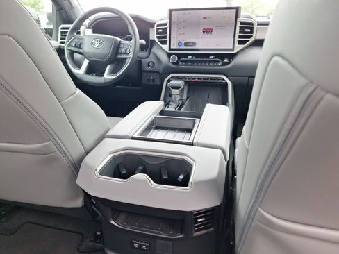 Used 2026 Toyota Tundra Limited AWD/4WD image 32
