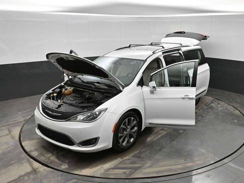 Used 2017 Chrysler Pacifica Limited w/ UConnect Theater Package image 39