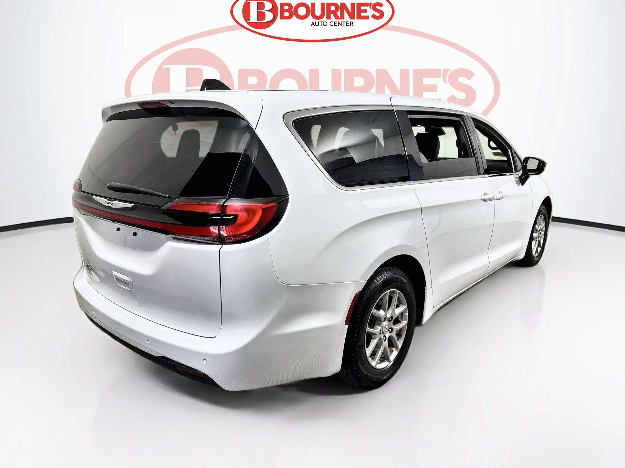 Used 2025 Chrysler Pacifica Select FWD image 10