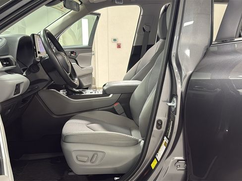 Certified 2024 Toyota Highlander LE image 12