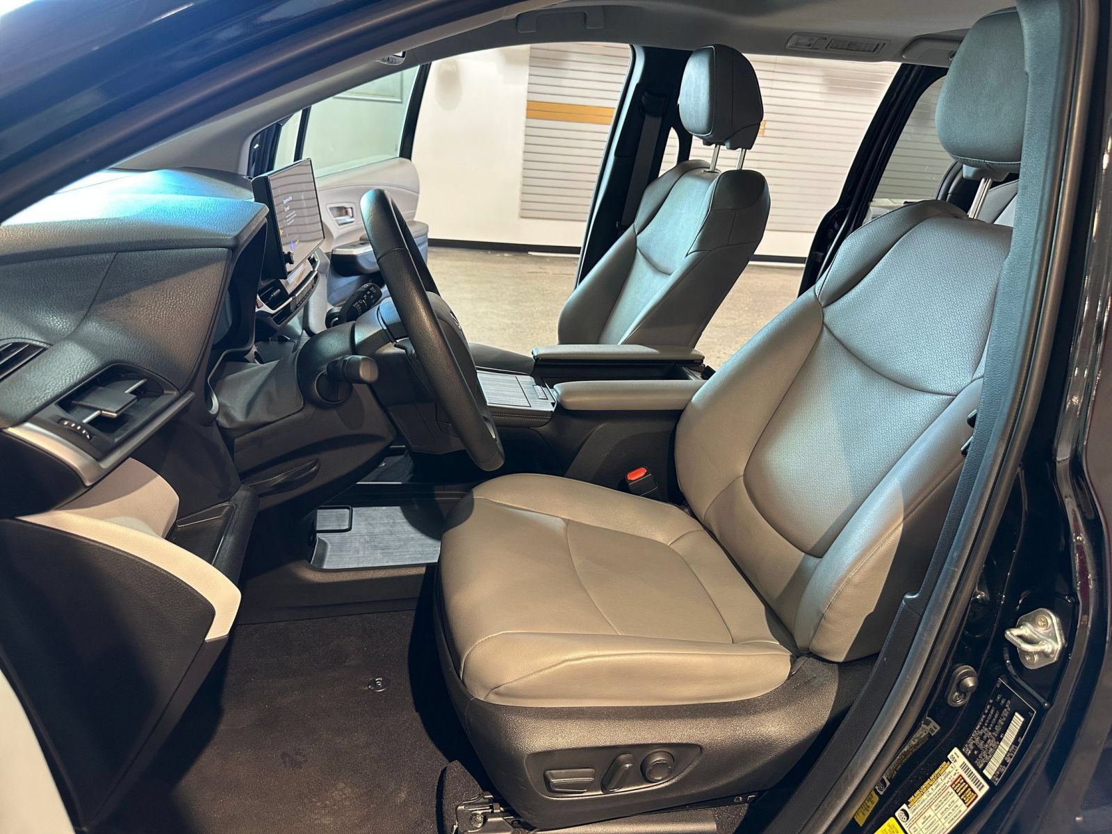 Used 2025 Toyota Sienna XLE FWD image 27