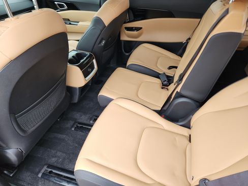 Used 2024 Kia Carnival EX image 29